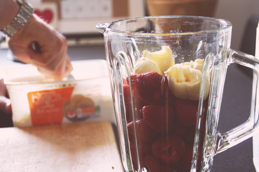 How to make a Strawberry Smoothie 2014