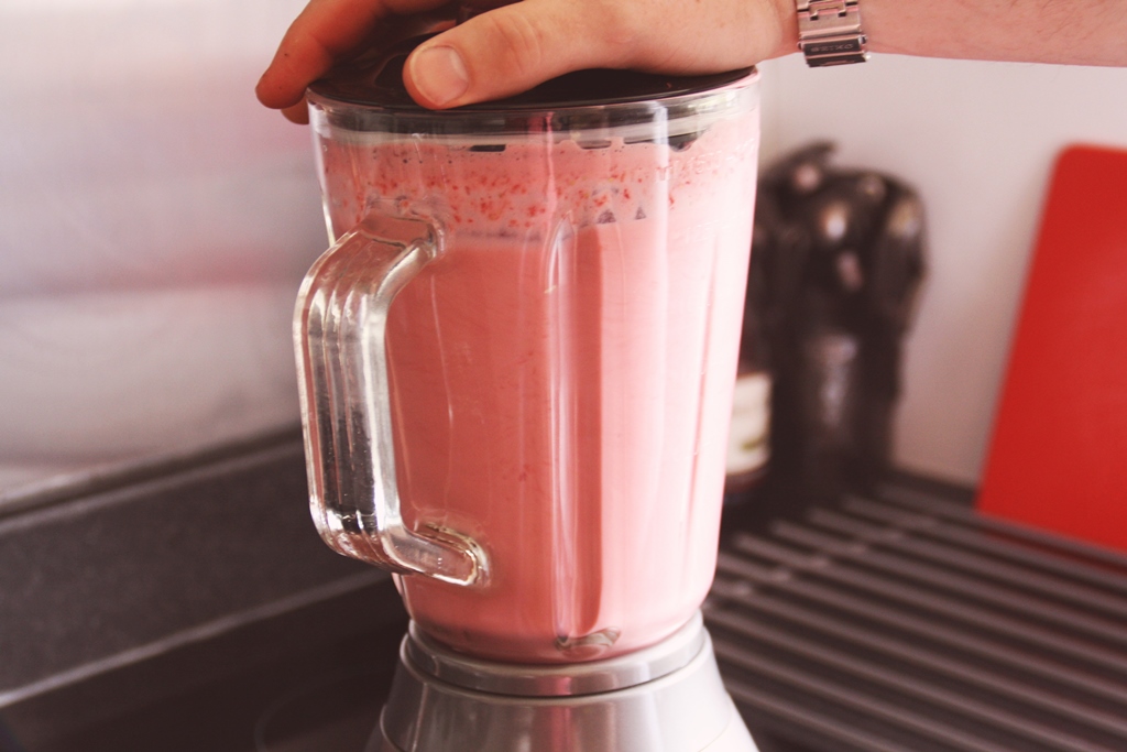 How to make a Strawberry Smoothie 2014